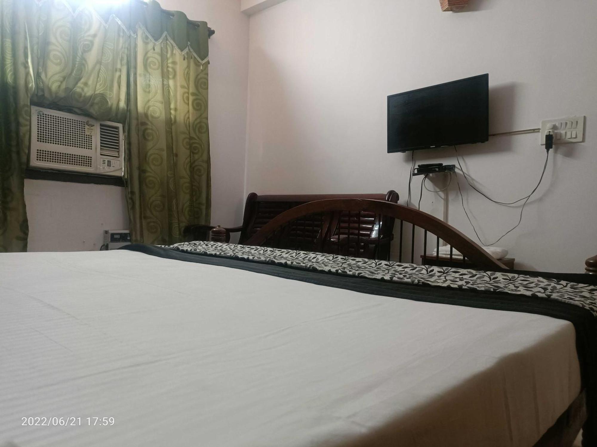 Oyo Metro View Residency Near Snow World Hotell Noida Exteriör bild