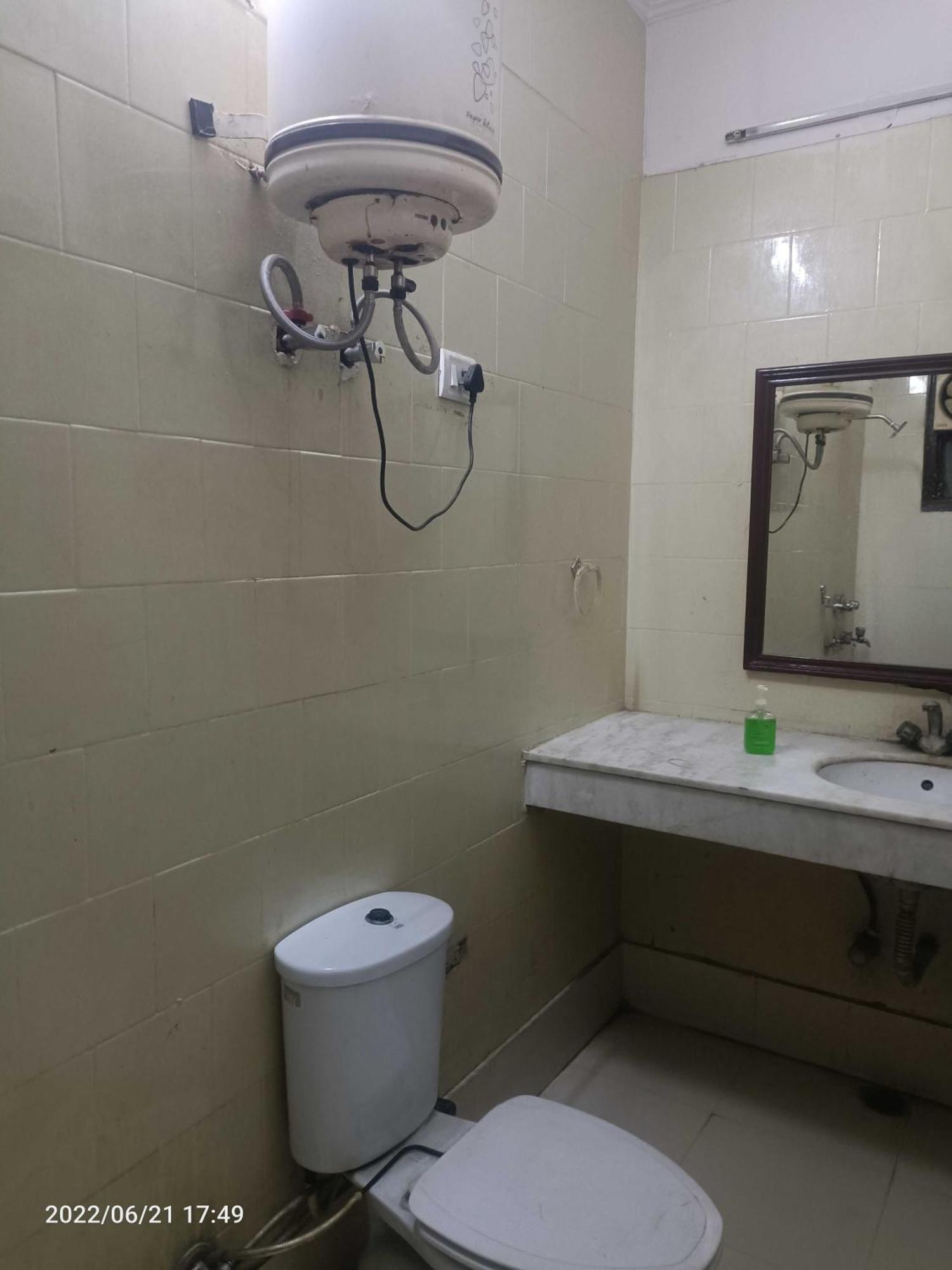 Oyo Metro View Residency Near Snow World Hotell Noida Exteriör bild