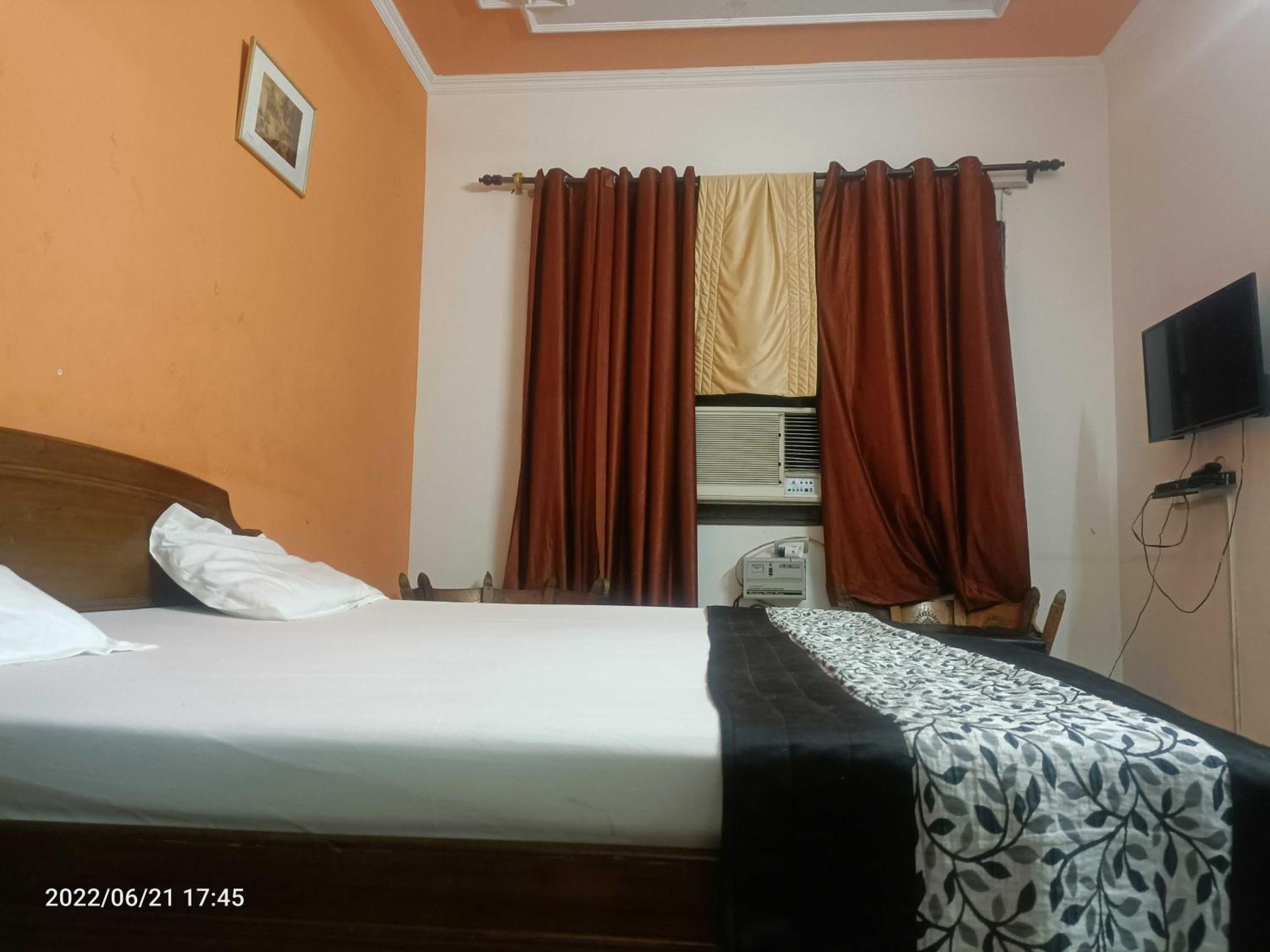 Oyo Metro View Residency Near Snow World Hotell Noida Exteriör bild