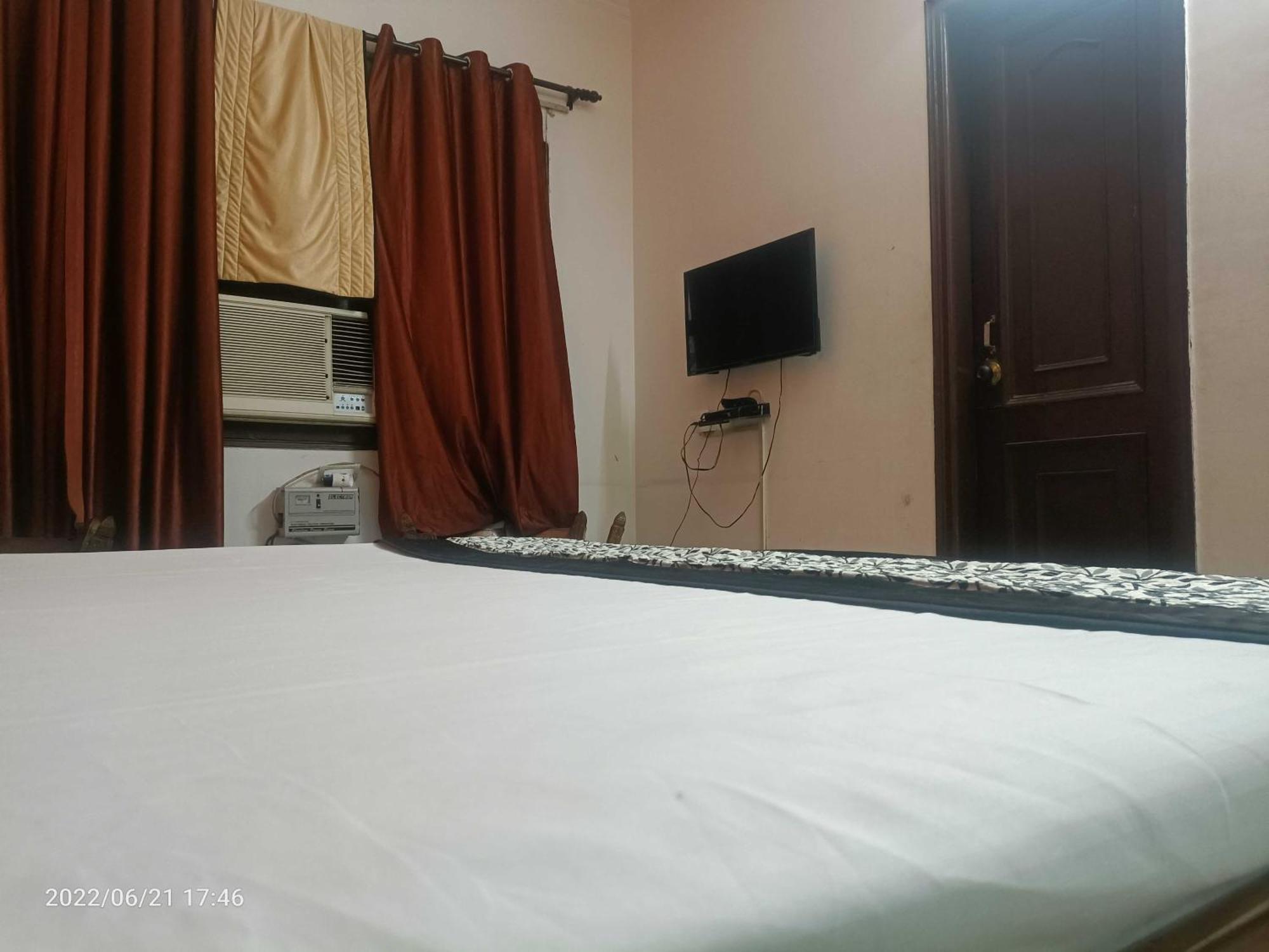 Oyo Metro View Residency Near Snow World Hotell Noida Exteriör bild