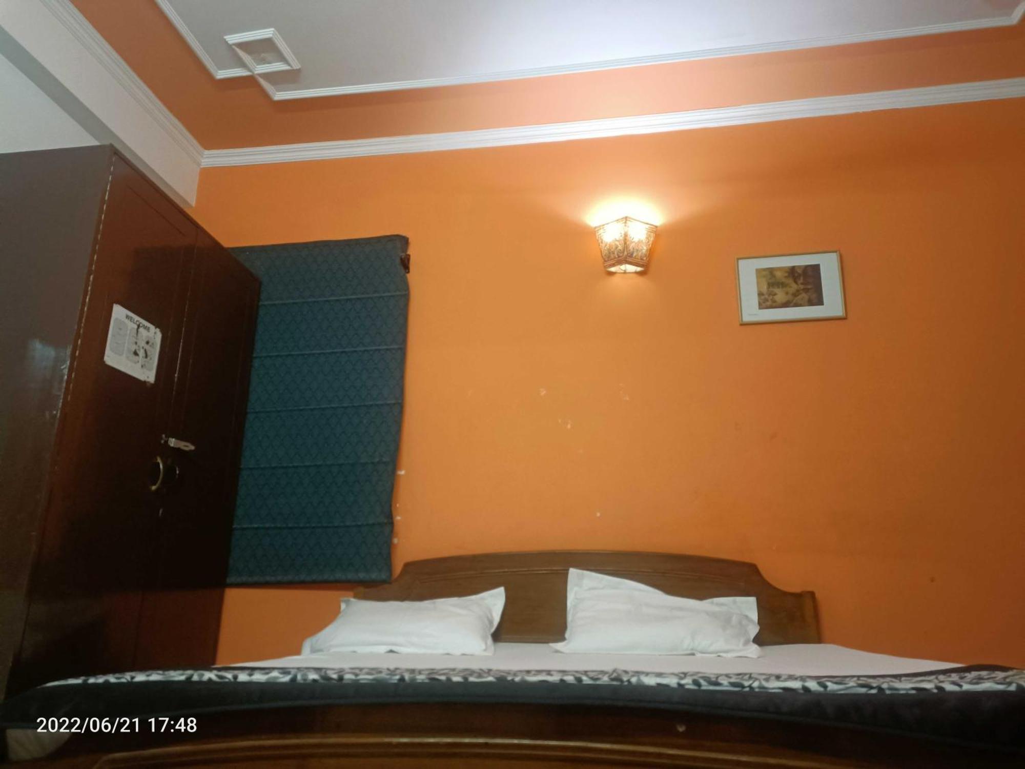 Oyo Metro View Residency Near Snow World Hotell Noida Exteriör bild
